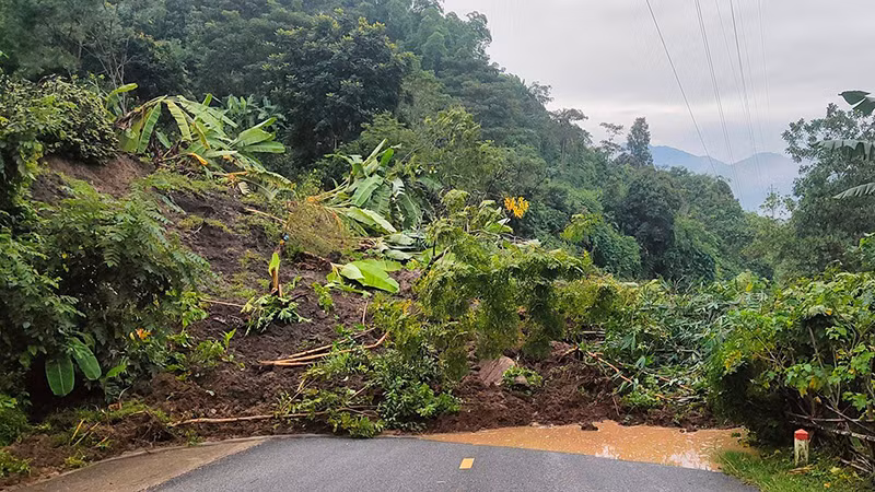 Sạt lở, tắc Quốc lộ 15C lên huyện Mường Lát. Sạt lở, tắc Quốc lộ 15C lên huyện Mường Lát.