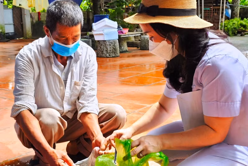 Nhân viên y tế hướng dẫn người dân ở phường Thiệu Dương xử lý nguồn nước, bảo đảm sinh hoạt.