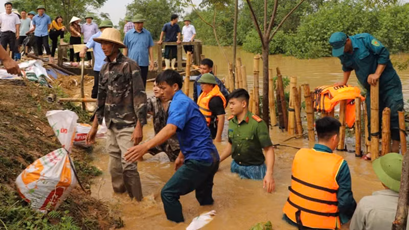 Các lực lượng xử lý sự cố đê bao ở xã Quang Lộc, huyện Hậu Lộc.