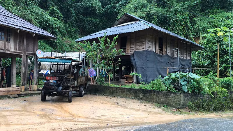 Lực lượng chức năng trợ giúp hộ dân di chuyển tài sản khỏi nơi có nguy cơ sạt lở.