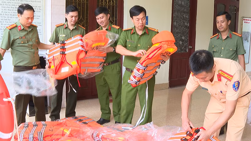 Các đơn vị Công an nhận áo phao cứu sinh.