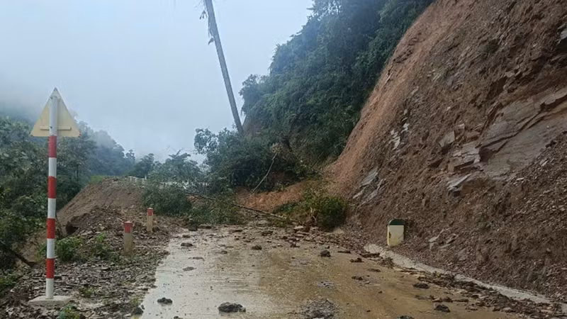 Sạt lở gây ách tắc giao thông ở thượng du Thanh Hóa.