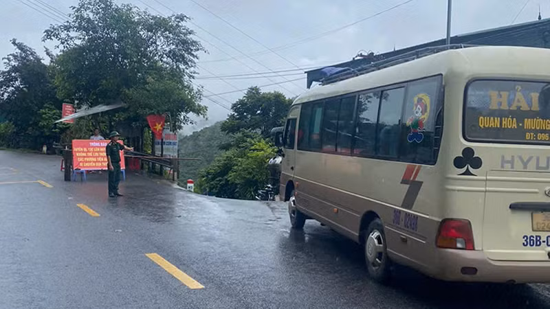 Lực lượng chức năng phân luồng, hướng dẫn phương tiện cơ giới lên thị trấn huyện Mường Lát.