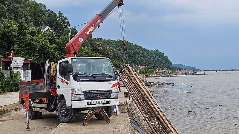 Phương tiện cơ giới trợ giúp ngư dân xã Hoằng Trường cẩu bè mảng lên bờ chiều 6/9.