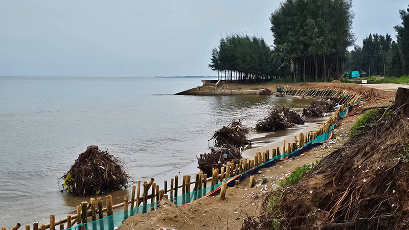 Đoạn bờ biển bị xâm thực, xói lở ở xã Hoằng Trường, huyện Hoằng Hóa.