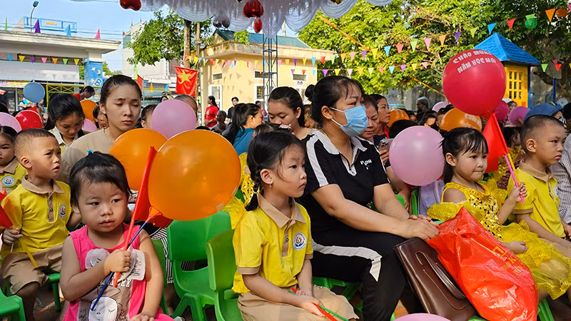 Học sinh mầm non phường Quảng Thịnh trong ngày khai giảng năm học mới.