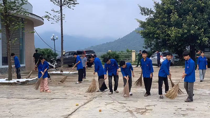 Thanh niên huyện Mường Lát ra quân làm vệ sinh môi trường.