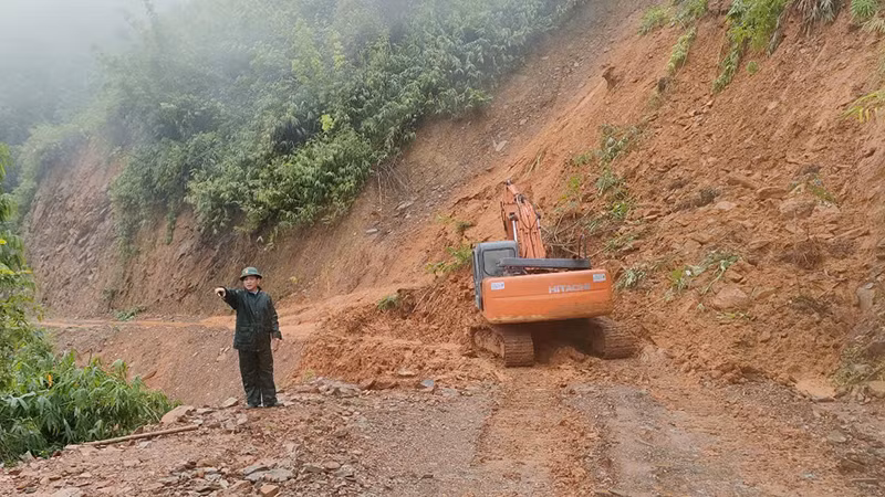 Phương tiện cơ giới xử lý điểm sạt lở thuộc xã Tam Chung, huyện Mường Lát.