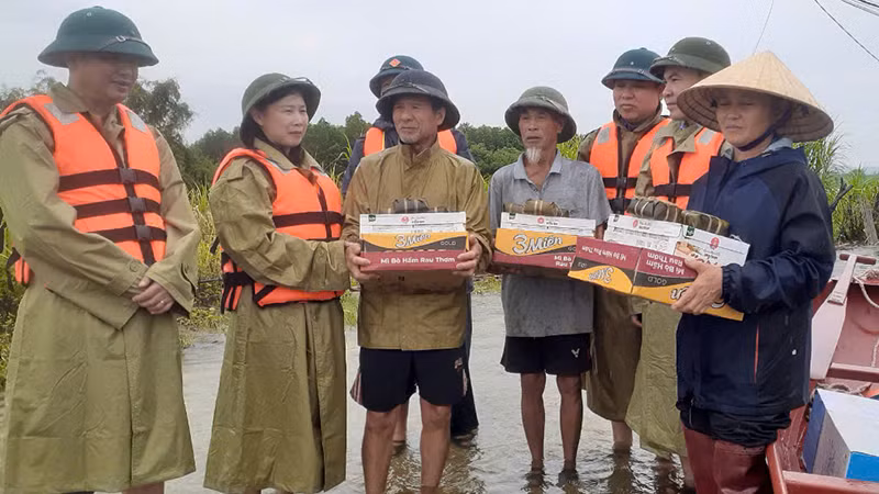 Tỉnh Hội Phụ nữ trao tặng mỳ tôm tới người dân vùng ngập lũ huyện Thạch Thành.