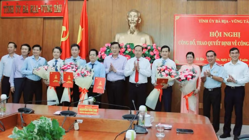 Lãnh đạo tỉnh Bà Rịa-Vũng Tàu trao Quyết định và tặng hoa chúc mừng 5 cán bộ lãnh đạo, quản lý được điều động, bổ nhiệm.