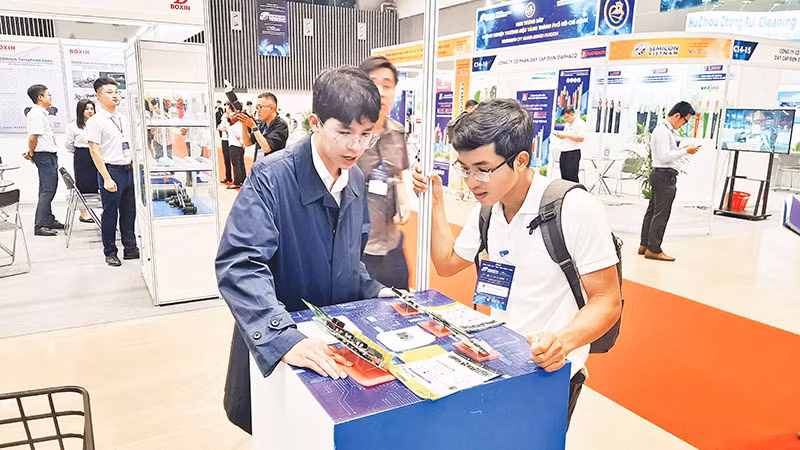 Gian hàng trưng bày sản phẩm vi mạch của Khu Công nghệ cao Thành phố Hồ Chí Minh tại Triển lãm quốc tế ngành vi mạch bán dẫn Việt Nam năm 2024.