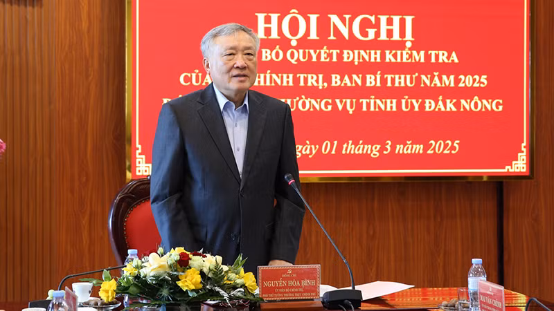 Phó Thủ tướng Thường trực Chính phủ Nguyễn Hòa Bình làm việc với Ban Thường vụ Tỉnh ủy Đắk Nông về các nội dung kiểm tra của Bộ Chính trị đối với Ban Thường vụ Tỉnh ủy Đắk Nông (Ảnh: VGP)