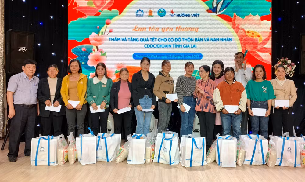 Giáo sư, Bác sĩ Nguyễn Thị Ngọc Phượng (thứ 6 từ phải qua) trao quà cho cô đỡ thôn bản tiêu biểu. 