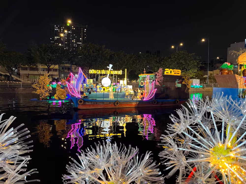 Đờn ca tài tử trên ghe là nét riêng độc đáo của chợ hoa xuân “Trên bến dưới thuyền”.