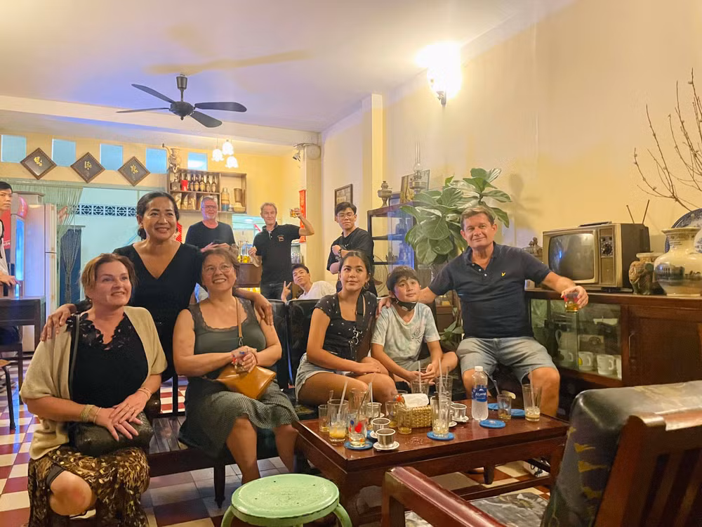 Du khách nước ngoài trải nghiệm tour “Theo dấu chân Biệt động Sài Gòn” trong dịp Tết Quý Mão.