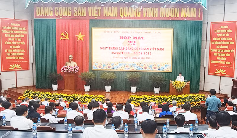 Trao tặng Huy hiệu Đảng cho 106 đồng chí cao niên tuổi Đảng.