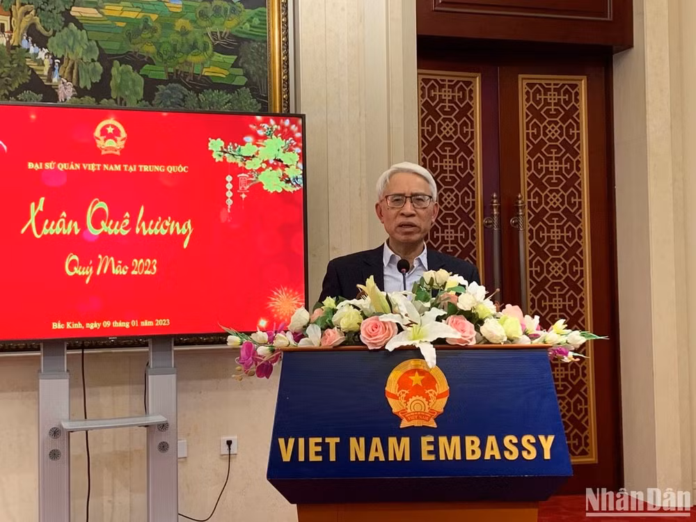 Đại sứ Phạm Sao Mai phát biểu ý kiến tại buổi gặp mặt. 