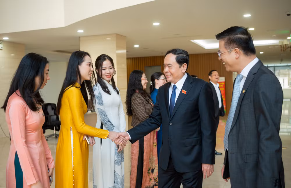 Phó Chủ tịch Thường trực Quốc hội Trần Thanh Mẫn với cán bộ, phóng viên Truyền hình Quốc hội Việt Nam. (Ảnh: Duy Linh)