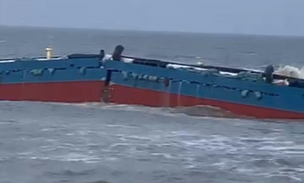 Tàu Hoàng Gia 46 bị sóng lớn đánh gãy đôi gây nguy cơ sự cố tràn dầu trên biển.