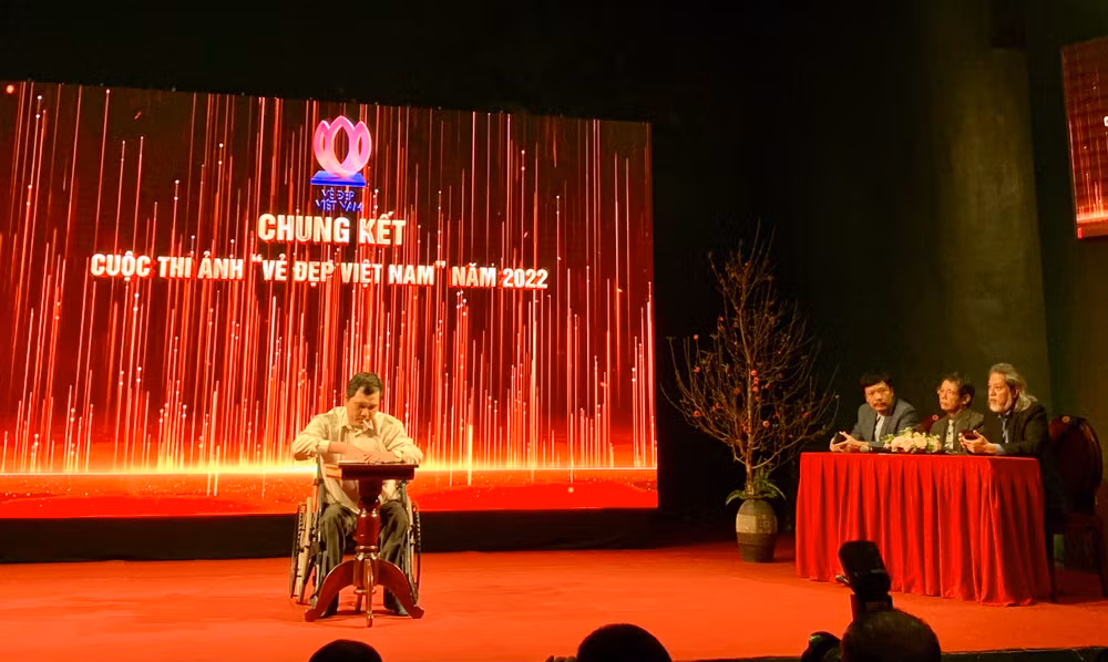 Thầy giáo Phùng Văn Trường viết dòng chữ tặng chương trình.