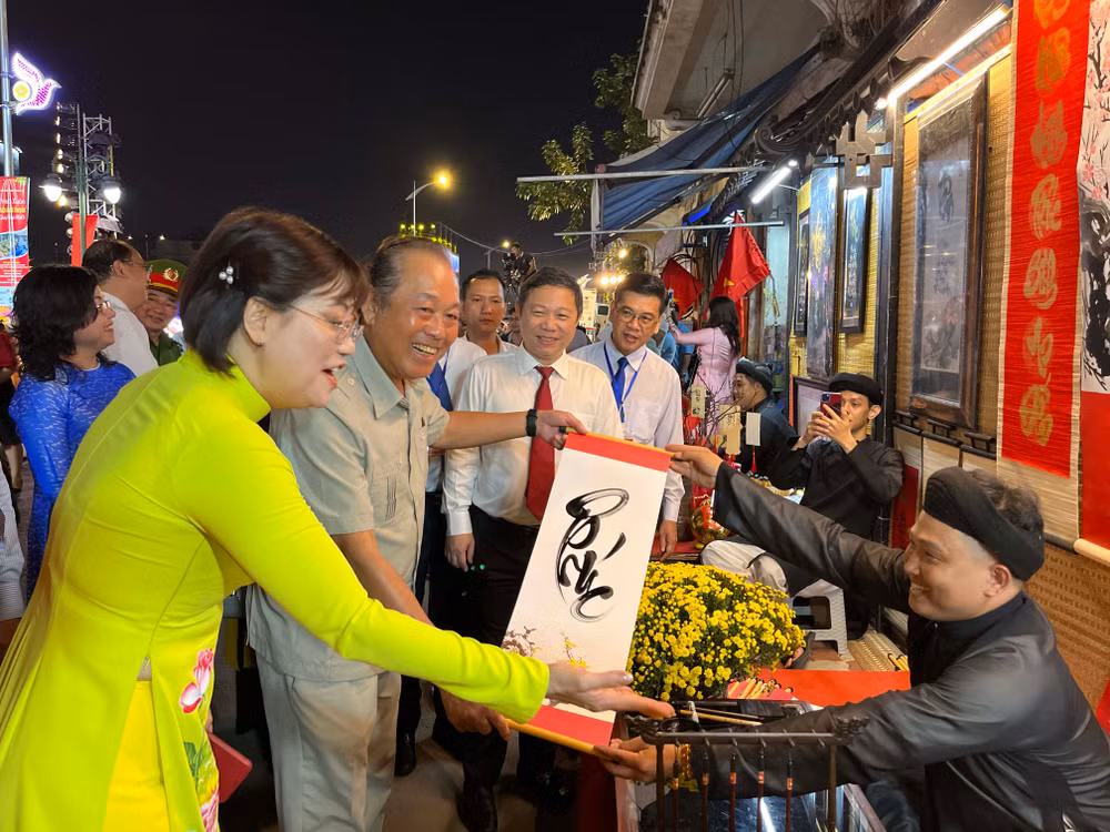 Ông đồ tặng chữ cho nguyên Phó Thủ tướng Thường trực Chính phủ Trương Hòa Bình.