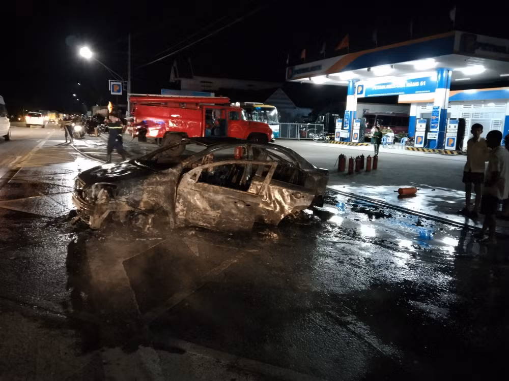 Chiếc xe bị cháy rụi.