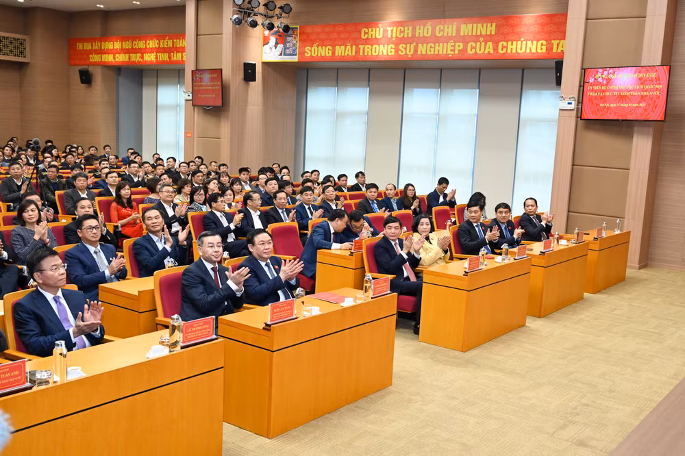 Chủ tịch Quốc hội Vương Đình Huệ và các đại biểu tại buổi gặp mặt. (Ảnh: Duy Linh)