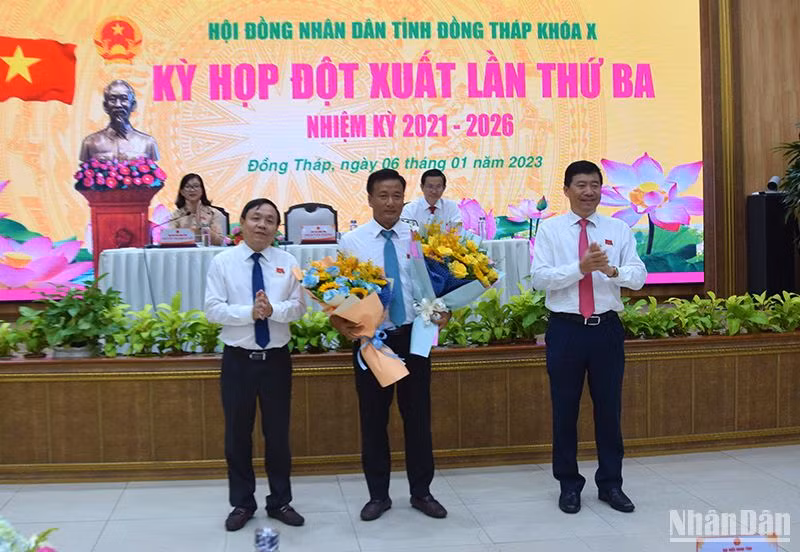 Phó Bí thư Thường trực Tỉnh ủy, Chủ tịch Hội đồng nhân dân tỉnh Đồng Tháp Phan Văn Thắng và Phó Bí thư Tỉnh ủy, Chủ tịch Ủy ban nhân dân tỉnh Phạm Thiện Nghĩa tặng hoa chúc mừng ông Nguyễn Phước Thiện. 