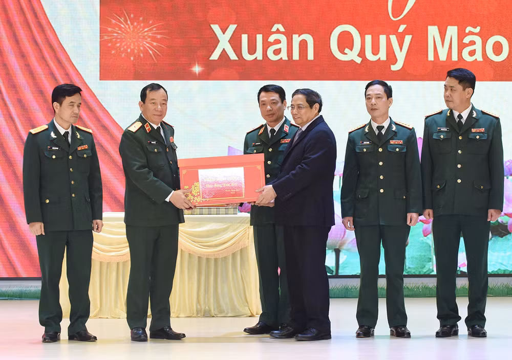Thủ tướng Phạm Minh Chính chúc Tết cán bộ, chiến sĩ Bộ Tư lệnh Binh chủng Tăng Thiết giáp.