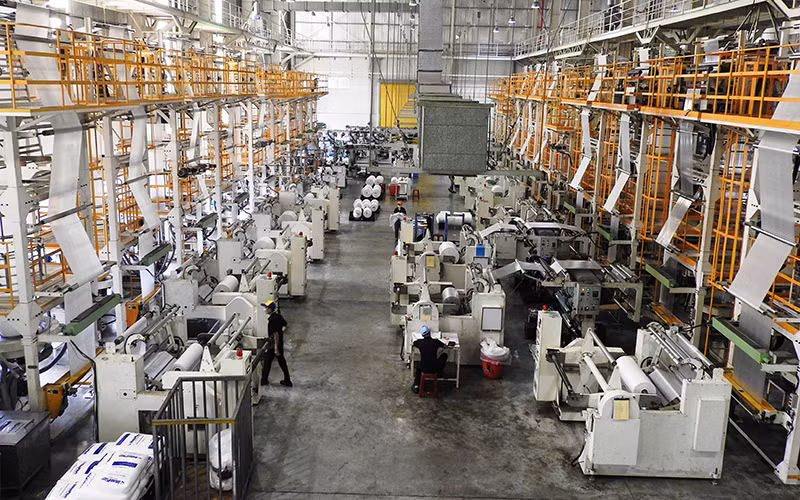 Công ty APPLE film Nhật Bản tại Khu công nghiệp Hòa Cầm, chuyên sản xuất bao bì từ nguyên liệu nhựa tái chế, dễ phân hủy.