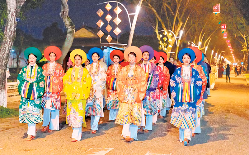 Quảng diễn áo dài tại phố đêm Hoàng thành Huế. 