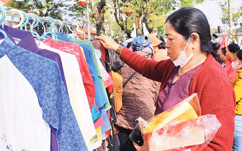 Trao áo dài tặng hội viên, phụ nữ có hoàn cảnh khó khăn.