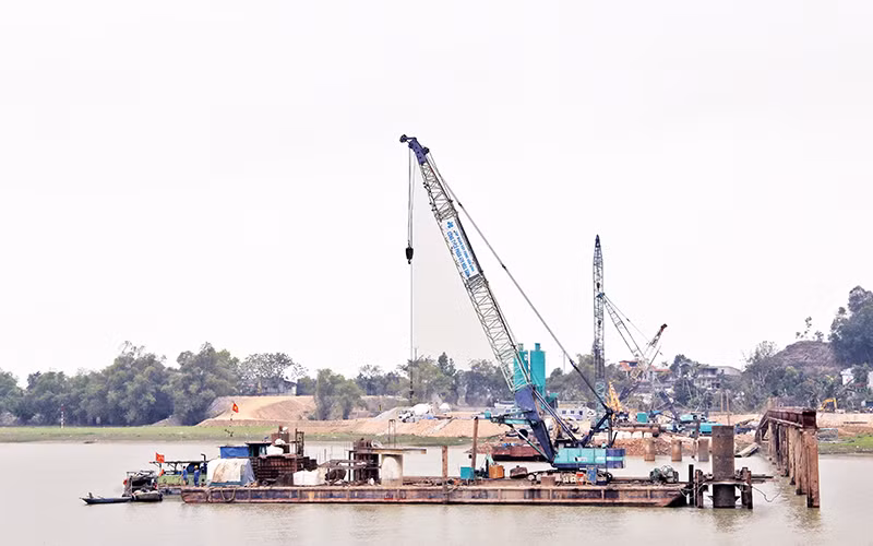 Thi công công trình cầu vượt sông Mã.