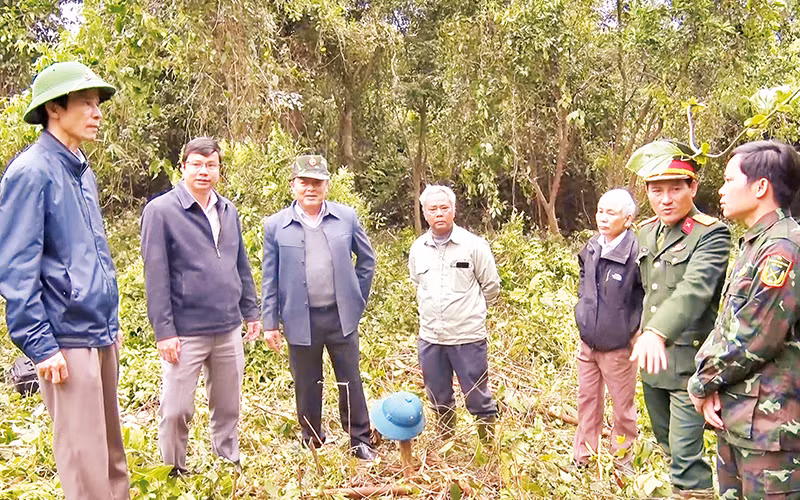 Cán bộ địa phương thuyết phục người dân đồng thuận di dời mồ mả để làm đường cao tốc.