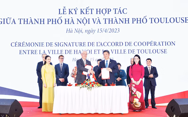Đại diện chính quyền thành phố Hà Nội và thành phố Toulouse (Pháp) ký kết hợp tác.
