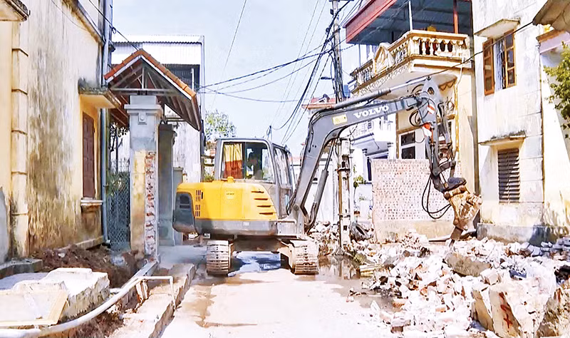 Người dân xã Toàn Thắng, Kim Động, tỉnh Hưng Yên hiến đất, phá dỡ công trình, tường bao để mở rộng đường giao thông nông thôn.