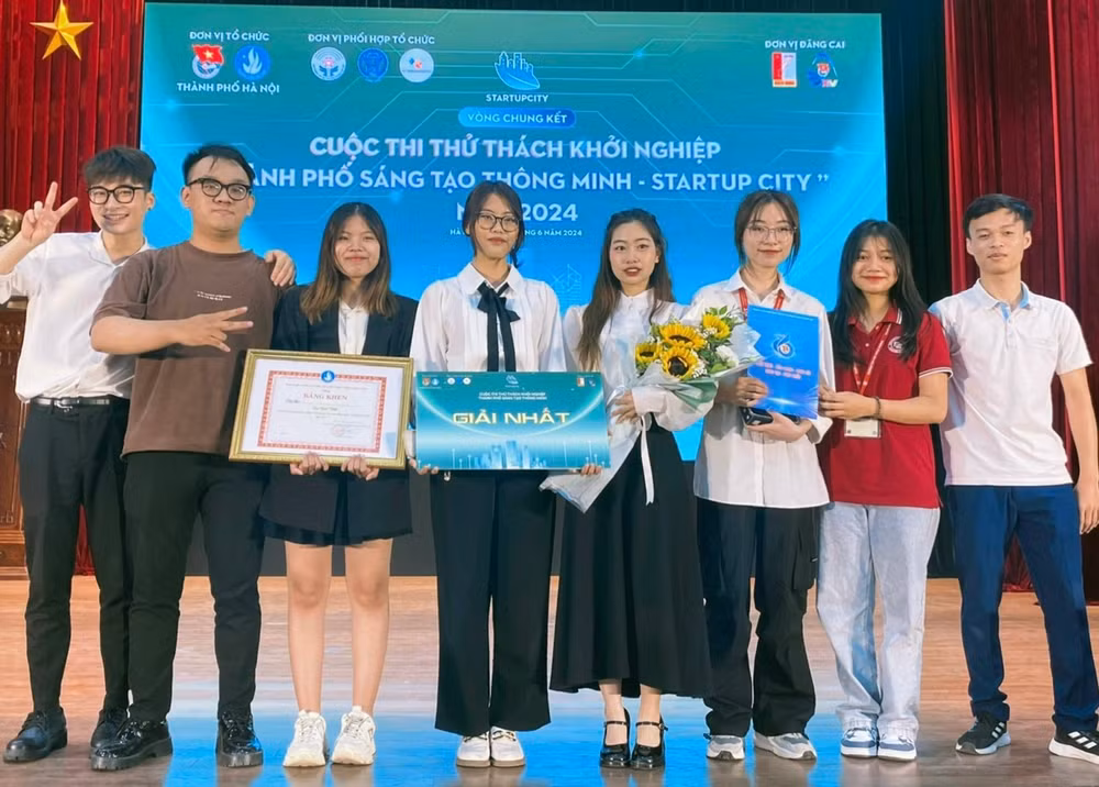 Nhóm tác giả đoạt giải Nhất. (ẢNH: HUST.EDU.VN)