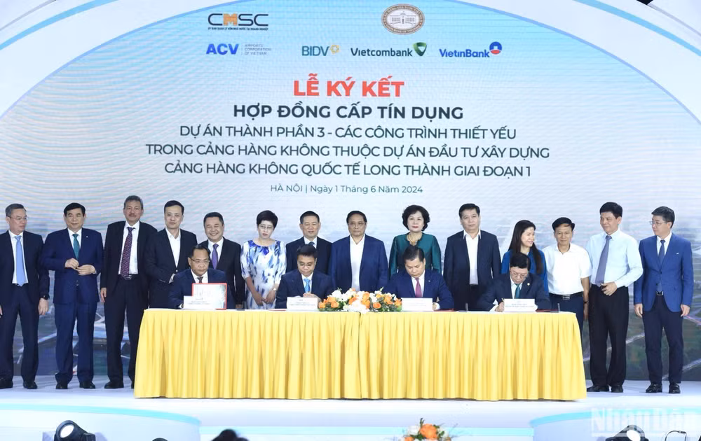 Tại buổi lễ, Thủ tướng Phạm Minh Chính và các đồng chí lãnh đạo đã chứng kiến lễ ký kết hợp đồng tài trợ vốn giữa các bên.