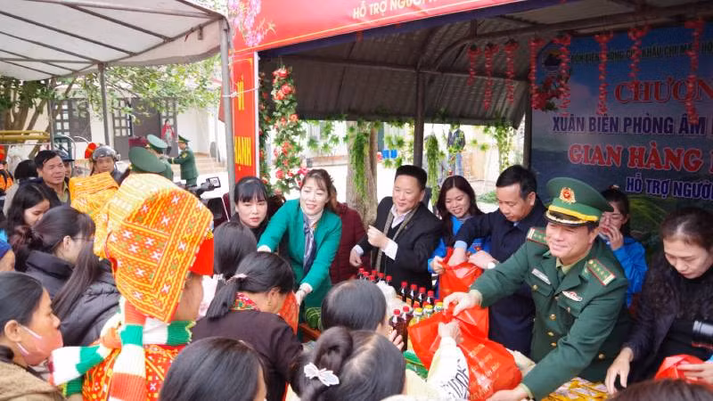 Lãnh đạo Bộ Chỉ huy, Bộ đội Biên phòng Lạng Sơn tặng quà Tết cho các hộ gia đình chính sách.