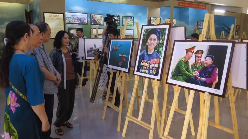 Các đại biểu tham dự triển lãm.