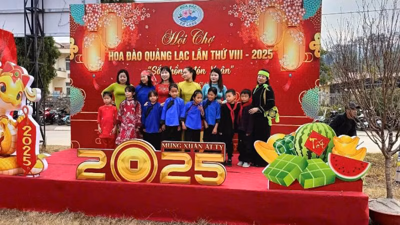 Đông đảo bà con gần xa tham dự Hội chợ hoa đào Quảng Lạc, thành phố Lạng Sơn.