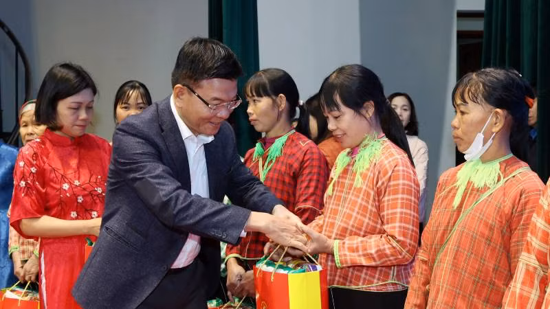 Phó Thủ tướng Lê Thành Long tặng quà cho người lao động có hoàn cảnh đặc biệt khó khăn trên địa bàn tỉnh.
