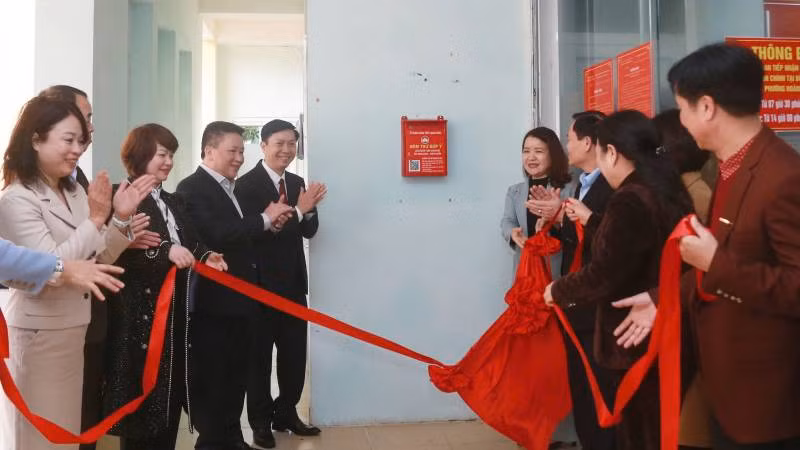 Các đại biểu làm lễ ra mắt hòm thư góp ý tại trụ sở Đảng ủy, Hội đồng nhân dân, Ủy ban nhân dân phường Hoàng Văn Thụ, thành phố Lạng Sơn.