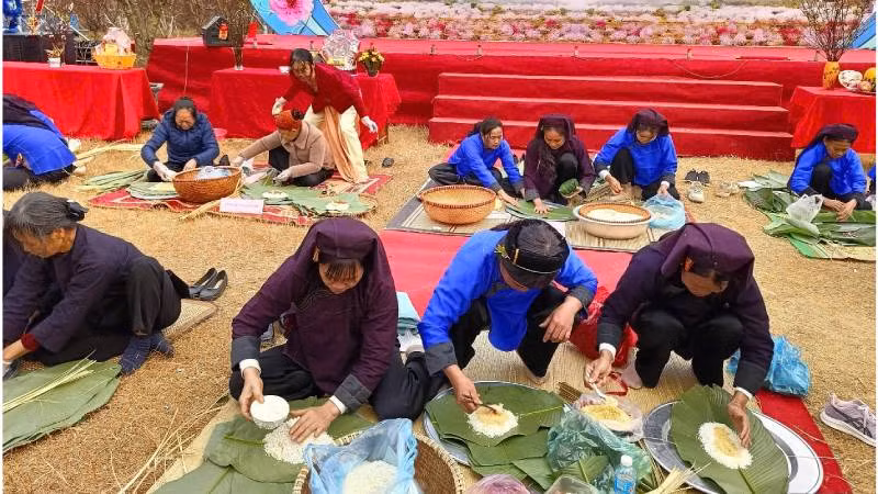 Bà con ở các thôn bản trong xã Quảng Lạc tham gia Hội thi gói bánh chưng truyền thống.