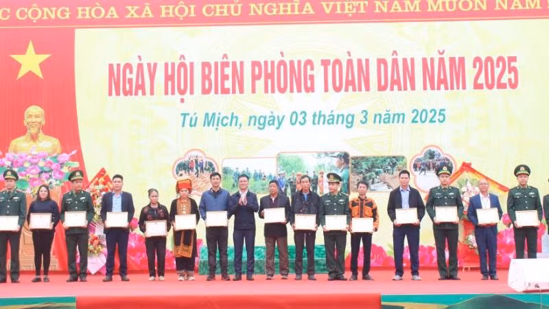 Đại diện chính quyền địa phương tặng giấy khen cho các tập thể, cá nhân có thành tích xuất sắc trong thực hiện Chỉ thị 01 của Thủ tướng Chính phủ. Đại diện chính quyền địa phương tặng giấy khen cho các tập thể, cá nhân có thành tích xuất sắc trong thực hiện Chỉ thị 01 của Thủ tướng Chính phủ.