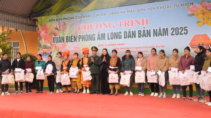 Bộ đội Biên phòng Lạng Sơn tặng quà cho các hộ gia đình khó khăn tại Chương trình: "Xuân biên phòng - Ấm lòng dân bản".