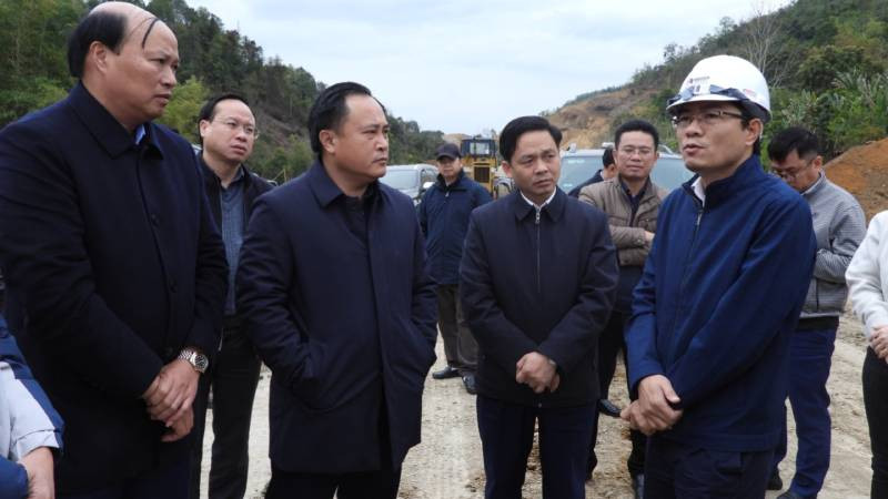 Đại diện doanh nghiệp dự án báo cáo tiến độ thi công với lãnh đạo 2 tỉnh Lạng Sơn và Cao Bằng.