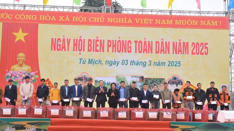 Đại diện lãnh đạo Ủy ban Trung ương Mặt trận Tổ quốc Việt Nam và lãnh đạo tỉnh Lạng Sơn trao quà tặng các hộ gia đình tiêu biểu trong tham gia bảo vệ đường biên, cột mốc.