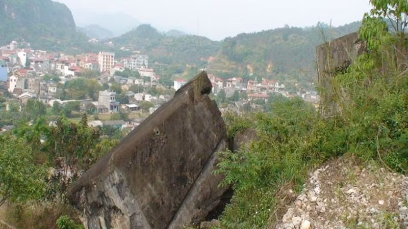 Pháo đài Đồng Đăng, án ngữ trên tuyến đường bộ, đường sắt ra cửa khẩu quốc tế Hữu Nghị, nằm giữa thị trấn Đồng Đăng.