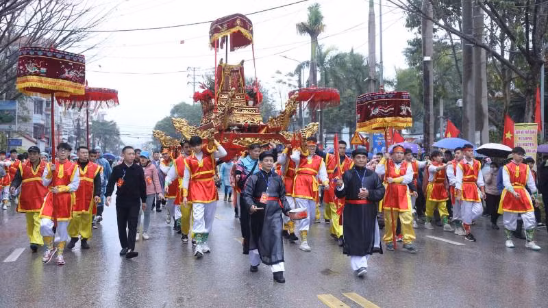 Lễ rước kiệu ông Tuần Tranh từ Đền Kỳ Cùng lên tạ nghĩa với ông Thân Công Tài ở Đền Tả Phủ, tại thành phố Lạng Sơn (Lạng Sơn).